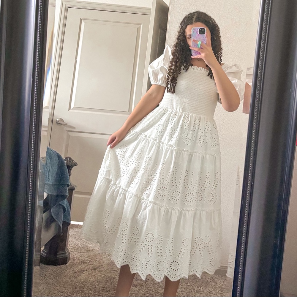Cute white dress perfect for dinners or graduations!🤍